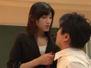Japanse vrouwelijke leraar gedwongen studenten