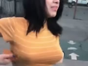 Ze stript naakt in het midden van de straat