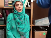 Arabisch meisje geneukt in het kantoor