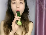 Chinees levend meisje met komkommers en vingers masturbatie