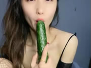 Chinees levend meisje met komkommers en masturbatie