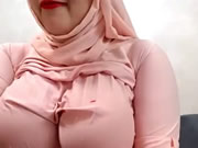 Arabische slet schudt haar grote tieten in webcam