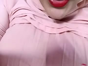 Arabische slet schudt haar grote tieten en masturbatie in webcam
