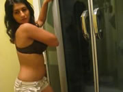 Armenian meisje In The Bathroom Strippers