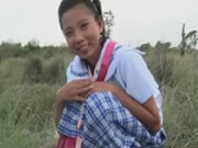 Real Life Aziatische Schoolmeisje Buitenshuis