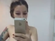 Getatoeëerd Meisje Toilet Selfie