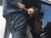 Chinese geliefden outdoor intense seks in de auto