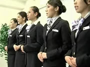 Japan Stewardess demonstreert de juiste reanimatieprocedures