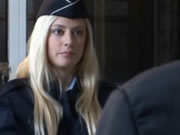 Blonde stewardess met haar baas