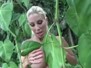 Puma Zweed masturbeert buiten in de Jungle