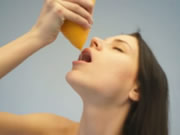 Nude meisje Drinking Grapefruit Juice