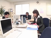 Japanse secretaresse bedrijft de liefde met haar baas