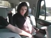 Meisje wordt geneukt in de achterkant van een auto