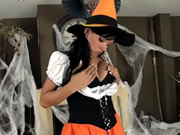 Brunette in een kostuum en lingerie voor Halloween
