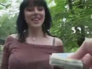 Brunette Meisje Publiekelijk Voor Geld Outdoor Pijpen
