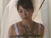 Japanse bruid vastgebonden op de grond