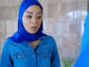 Kleine moslim tiener geneukt door twee Movers