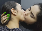 Lesbische diepe kussen
