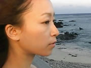 Japan Meisje loopt aan zee