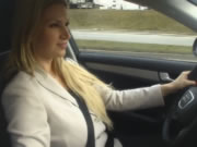Carol Goldnerova Boobs Out tijdens het auto rijden