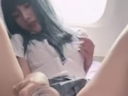Aziatisch meisje masturberen op het vliegtuig